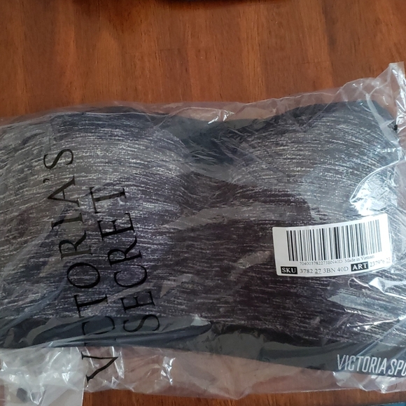 Victoria's Secret Other - Victoria's Secret Incredible Lightweight Max